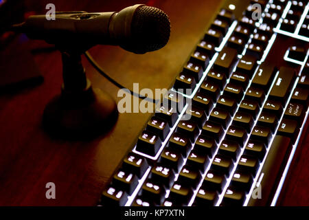 Clavier ordinateur allumé avec microphone Banque D'Images