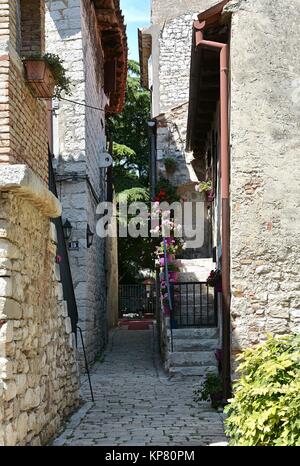 Ruelle étroite dans la vieille ville de Porec en Croatie Banque D'Images