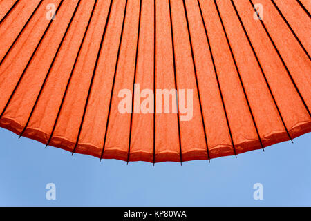 Parapluie rouge japonais contre ciel bleu clair Banque D'Images