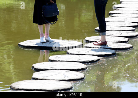 Chemin de pierre dans l'eau gardenã japonais€€ Banque D'Images