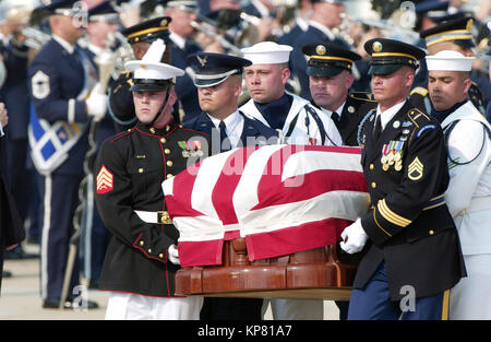 Une garde d'honneur de l'armée américaine porte le 40e président des États-Unis Ronald Wilson Reagan dans son cercueil, recouvert du drapeau, d'un corbillard pour une procession funéraire après son arrivée à Andrews Air Force Base (AFB), Maryland (MD), à bord d'Air Force One. Banque D'Images