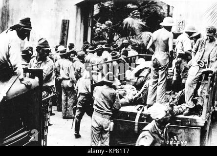 25 mai 1942 prisonniers Philippins et Américains, capturés à Corregidor, arrivent à la prison de Bilibid par pied et par camion que le japonais. Elles ont été prises par bateau à Cavite. Banque D'Images