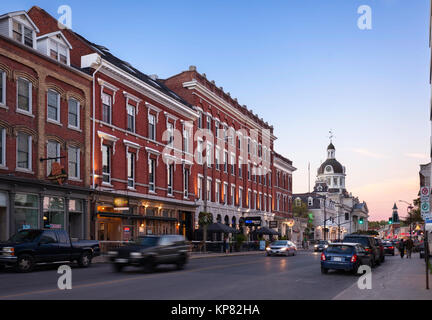 Les bâtiments historiques de la rue Ontario en ligne avec l'Hôtel de ville dans la distance au centre-ville de Kingston, Ontario, Canada. Banque D'Images