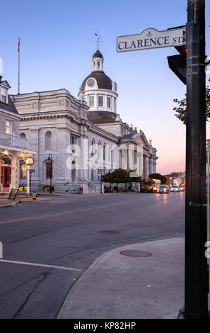 L'Hôtel de Ville avec son tholobate et dome clairement visible est construit dans le style néo-classique et a été conçu par l'architecte George Browne. Banque D'Images