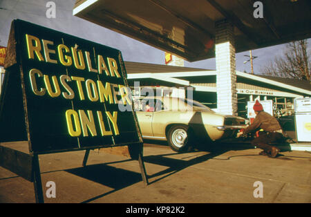 Avant le Règlement de l'Oregon Station essence Vente de carburant certains concessionnaires ont tenté de vendre uniquement à leurs clients réguliers ce pilote à Portland a été un client normal 01/1974 Banque D'Images