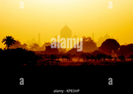 Taj Mahal sur un matin brumeux en Inde Banque D'Images