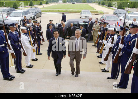 L'honorable Donald H. Rumsfeld, secrétaire américain à la défense, (droite) accompagne le président de la Mongolie, Natsagiyn Bagabandi (à gauche), au moyen d'un cordon d'honneur à l'extérieur du Pentagone, Washington, D.C., le 15 juillet 2004. Banque D'Images