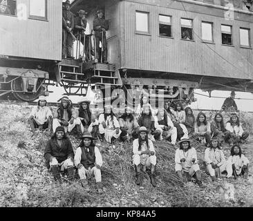 Apache chiricahua détenus prenant une pause d'un long trajet en train. Geronimo a été parmi ce groupe Banque D'Images