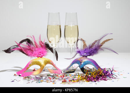 Sekt, Silvester, neujahr, sektgläser, jubiläum, flasche champagner, feier,, parti, geburtstag, fasching, fastnacht, karneval, Prost, prosit,konfetti, Sylvester, glas, gläser, sektglas,maske, masken, helau, alaaf, alkohol, getränk, trinken, fest, anstoßen, Banque D'Images