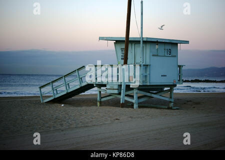 Das Wachhäuschens Rettungsschwimmers Sonnenaufganges während eines und am Strand von Venice Beach. Banque D'Images