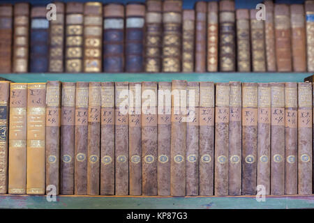 La vieille ville historique de livres en bibliothèque, étagère en bois Banque D'Images