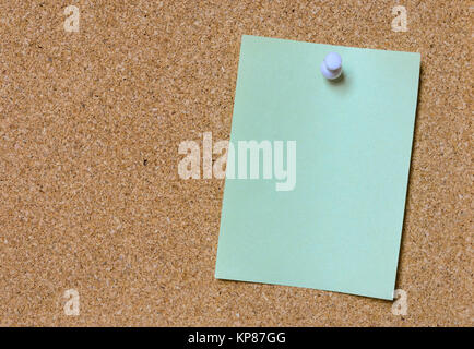 Note verte vierge épinglées sur le panneau de liège Banque D'Images