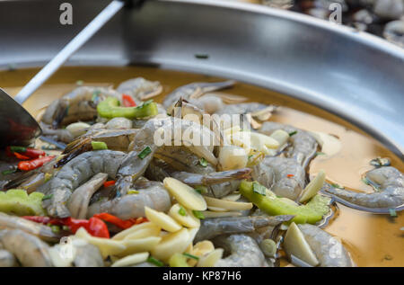 Crevettes crues marinées dans de la sauce de poisson épicé, Thai cuisine Banque D'Images