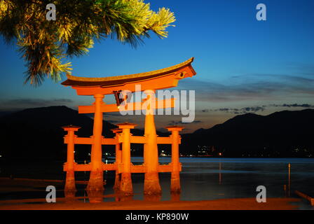 Torii de temple inscrit au patrimoine mondial pendant le coucher du soleil à Hiroshima. Un symbole de la religion, de la foi et de la paix Banque D'Images