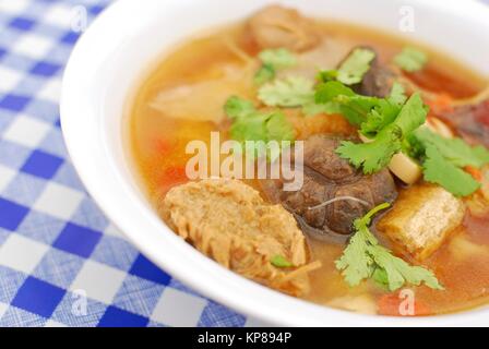 De somptueux à bouillon style Chinois avec des champignons,mock la viande et les radis. Convient pour des concepts tels que l'alimentation et la nutrition, la saine alimentation et guérir Banque D'Images