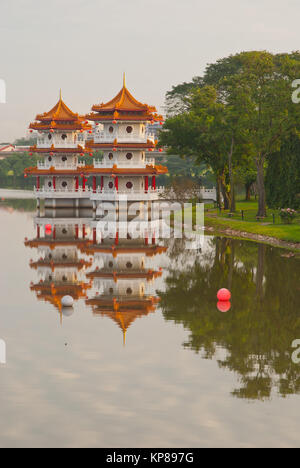 Deux pagodes chinoises avec réflexion dans le lac. Banque D'Images