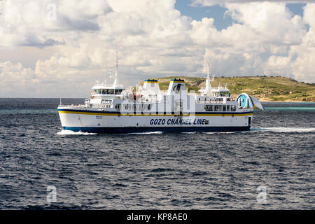 Malte à Gozo Gozo ferry avec l'arrière de la porte d'embarquement toujours ouvert, en mer. Banque D'Images