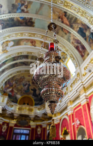 Lampe de sanctuaire à l'intérieur de l'église de Saint François, Victoria, Gozo Banque D'Images