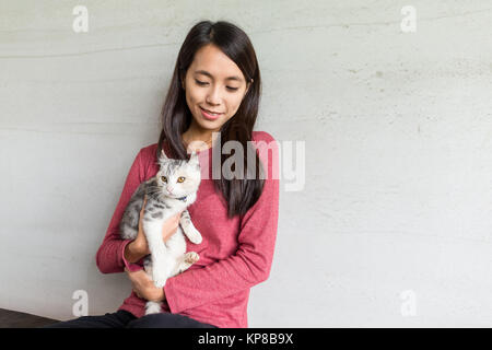 Femme avec son chaton Banque D'Images