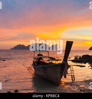 Bateau longtail traditionnels en bois sur la plage, Coucher de soleil en Thaïlande. Banque D'Images