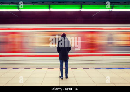 À l'homme de métro et train en mouvement Banque D'Images