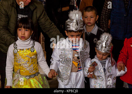 L'ouzbek enfants habillés en costume traditionnel, visitez le mausolée de Pahlavan Mahmud, Khiva, Ouzbékistan Banque D'Images