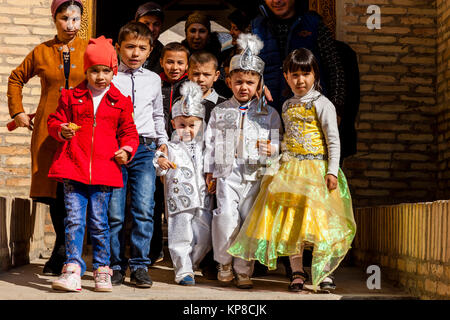 L'ouzbek enfants habillés en costume traditionnel, visitez le mausolée de Pahlavan Mahmud, Khiva, Ouzbékistan Banque D'Images