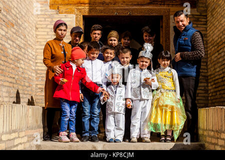 L'ouzbek enfants habillés en costume traditionnel, visitez le mausolée de Pahlavan Mahmud, Khiva, Ouzbékistan Banque D'Images