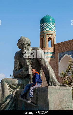 La statue de bronze de Muhammad Ibn Musa al-Khwarizmi, mathématicien crédité de la découverte de l'algèbre, Khiva, Ouzbékistan Banque D'Images