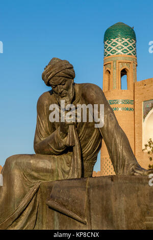 La statue de bronze de Muhammad Ibn Musa al-Khwarizmi, mathématicien crédité de la découverte de l'algèbre, Khiva, Ouzbékistan Banque D'Images