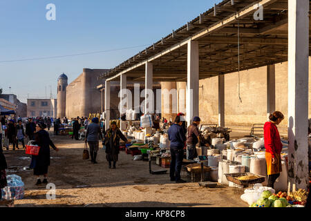 Un marché de rue en dehors des murs de la vieille ville, Khiva, Ouzbékistan Banque D'Images