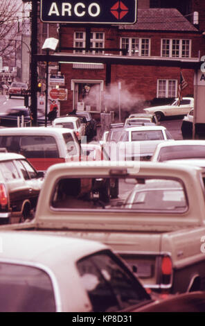 Des lignes pleines de voitures, comme cette scène de Portland, a donné lieu à un premier arrivé, premier servi limite de cinq gallons par client peu après l'Oregon est allé à un système de distribution de gaz naturel selon les numéros de licence 12/1973 Banque D'Images