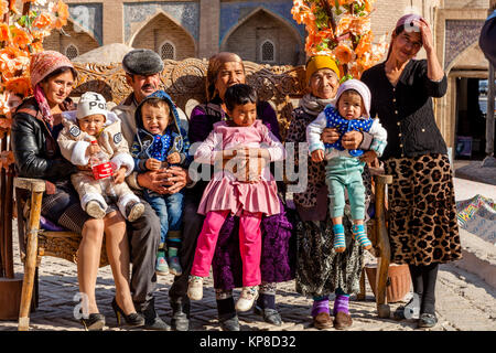 Une famille ouzbek posent pour une photographie, Khiva, Ouzbékistan Banque D'Images