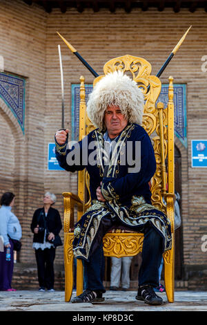 Un homme ouzbèkes pose pour une photo habillée de vêtements historiques, Khiva, Ouzbékistan, Banque D'Images