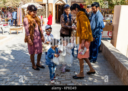 Peuple ouzbek dans la vieille ville de Khiva, Ouzbékistan Banque D'Images