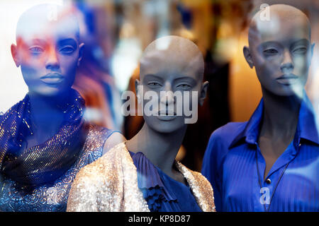 Mannequins femme dans un magasin de vêtements Banque D'Images