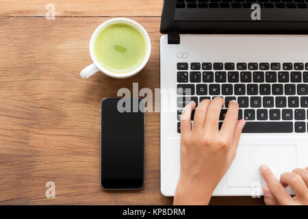 En utilisant un ordinateur portable l'espace de travail Banque D'Images