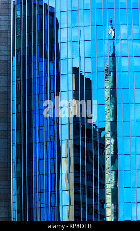 Réflexions et contre-réflexions dans la tour d'Offenbach am main Banque D'Images