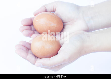 Hand holding oeufs isolé sur fond blanc isolé sur fond blanc Banque D'Images