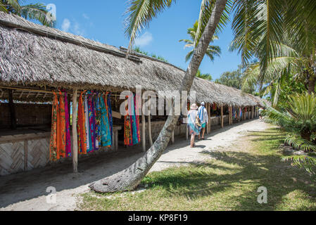 L'île de mystère, Vanuatu, Pacifique Islands-December 2,2016 : touristes shopping marchés étals avec une flore luxuriante sur l'île de mystère, Vanuatu Banque D'Images