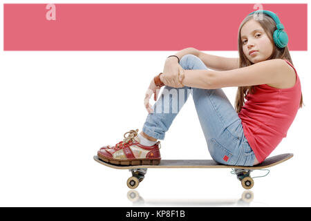 Jolie jeunefille posant avec une planche à roulettes, siège au skate Banque D'Images