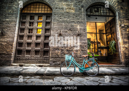 Vélo bleu sur rue pavée de Florence, Italie Banque D'Images