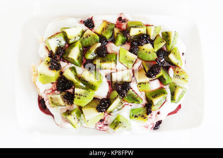 Pavlova aux fruits rouges et kiwi Banque D'Images