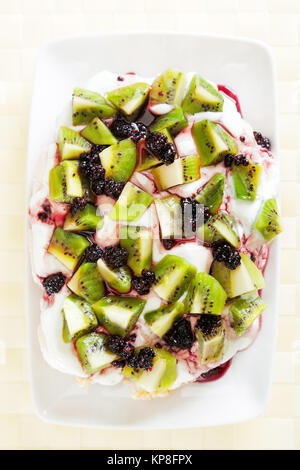 Pavlova aux fruits rouges et kiwi Banque D'Images