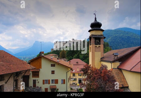 Die Stadt und von Burg Stenico - la ville italienne et château Stenico dans le nord de l'Italie Banque D'Images