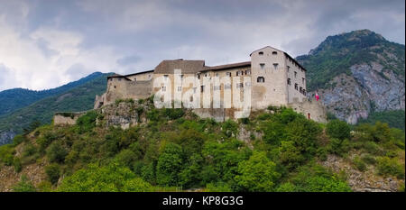 Die Stadt und von Burg Stenico - la ville italienne et château Stenico dans le nord de l'Italie Banque D'Images