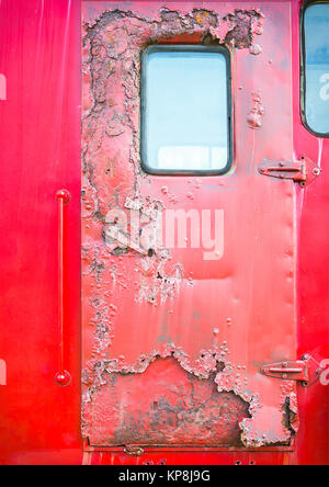 Ancienne porte de voiture rouge Banque D'Images