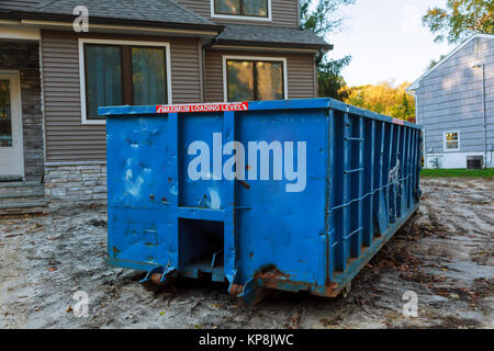 Les bennes à ordures avec plein d'être dans une ville. Les bennes à ordures avec plein d'être Banque D'Images