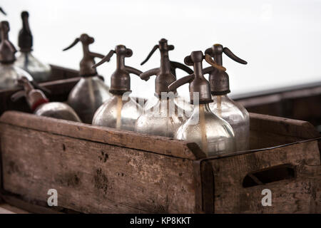 Vintage bouteilles de boissons gazeuses en vieux bois Banque D'Images