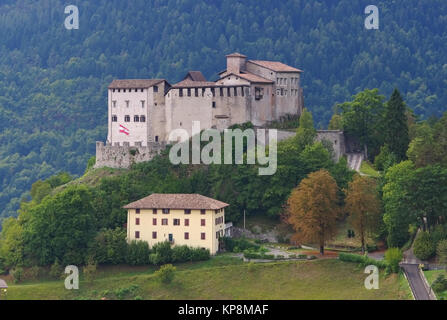 Die Stadt und von Burg Stenico - la ville italienne et château Stenico dans le nord de l'Italie Banque D'Images